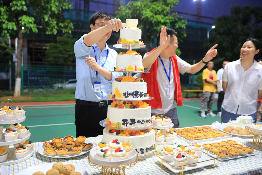 切蛋糕.jpg 切蛋糕.jpg